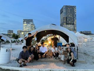 今年の夏には、日頃頑張ってくれているメンバーを含めて、全員でグランピングやBBQなどのイベントを開催予定。自然の中でリラックスしながら、美味しい料理を囲んで語り合う時間は、チームの絆を深める大切なひとときです。仕事の話だけでなく、普段はなかなか聞けない仲間の新しい一面を知る機会にもなっています！自由で楽しい雰囲気の中、リフレッシュしながらエネルギーをチャージできるのがこのイベントの魅力です。