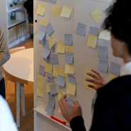 シニアエンジニアやジュニアエンジニア、業務委託メンバーみんなで意見を出し合っています。