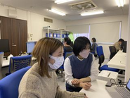 マスク着用のほか、出社は週2日とし、残りはリモートワークにするなど、感染拡大防止のために、さまざまな取り組みを実施しています。