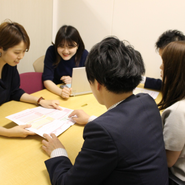 年齢や、新卒・中途、職種や前職なども関係ありません。垣根のないフラットな組織がトーコンらしい！社長や課長などと呼ぶことはなく皆「さん」付け、あだ名で呼び合うことも。。