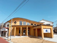 温泉街でありながらシャッター商店街になっている「湯之元」へ本社を移転。鹿児島県産材をふんだんに使い、木の良い匂いが漂う過ごしやすい空間です。