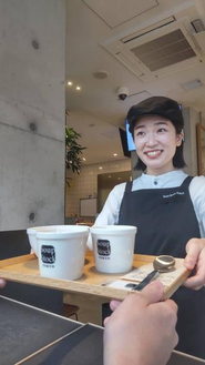 店長候補の仕事は新卒でマネジメントや経営に近い観点で売上や採用も行うなど、実は成長したい人にとって最良の環境です。若手でも関係なく、その人の個性を活かした仕事をしていただきます。