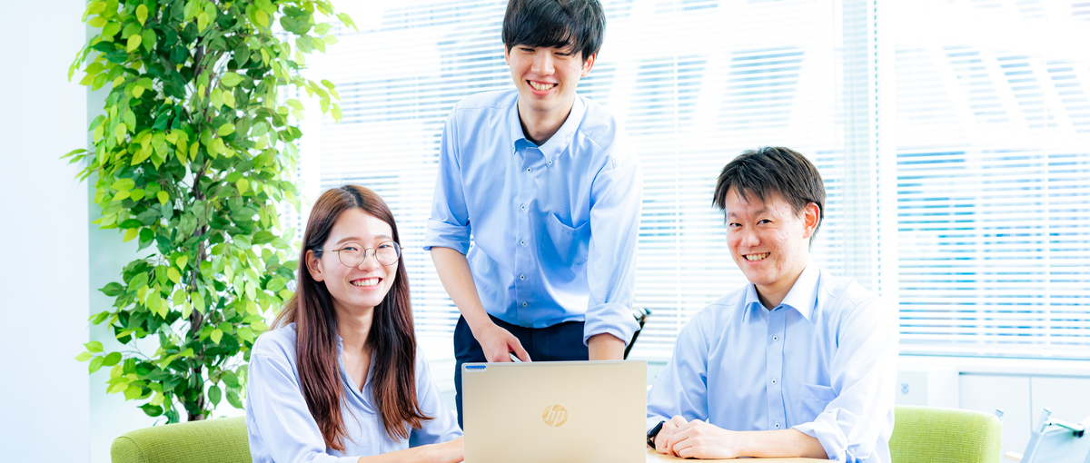 現場で通用する技術は、現場でこそ育つ。チームで学ぶ新卒エンジニアの実践環境