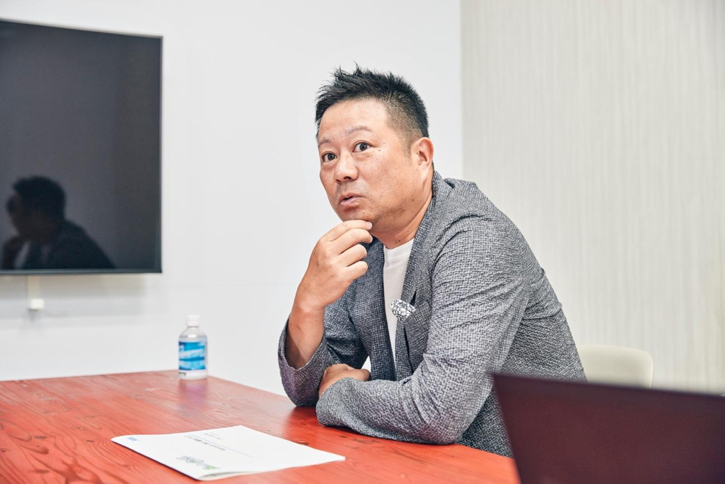 テーブルに肘をついている男性

低い精度で自動的に生成された説明