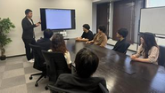 当社では、社員同士のコミュニケーションを大切にしており、活気あふれるオフィスです。コミュニケーションを通じて、チームワークを育みながら、刺激し合い、高め合える環境です。