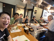 平均年齢は24歳と若く、多国籍で、仕事だけでなく、プライベートも一緒に過ごしたりします。