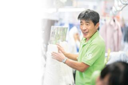 工場では、服を元気に！きれいになった状態をみればスタッフも思わず笑顔に！