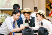 あたりまえを覆すケッコンシキ。劇団四季が好きなお二人は「CATS」をテーマに世界観をつくりました。スタッフがメイクサービスをして、ゲストと一緒にゲームを盛り上げています