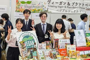 食品の展示会でヴィーガン商品の紹介を行っています。