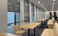 オフィス内の休憩スペースの様子、軽い雑談や飲食など自由に利用できます。