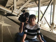 撮影現場にて、山崎エマ監督と撮影クルーの仲間たち