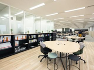 東京・大阪・名古屋の３か所のオフィスに、自社の研修施設を併設しています。 在宅でのリモートワークも可能です。