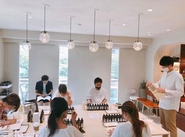 新たに始まった、セルフオートクチュールフレグランス講習。合わせて香りの本場パリに会社を設立。今後パリから日本に香りを届ける事業を展開します。