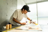 印刷をかける前の調整作業――パズルの印刷は通常の印刷と異なる細かな技術を要します。当社は一部の行程を外部の協力会社に委託していますが、自社でもジグソーパズルの生産が可能な体制を整えています。