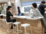 カフェのような雰囲気の中、エンジニアメンバーと議論がはずみます