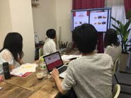 20代が多くフラットに意見を出し合える環境です。