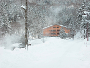 雪化粧をした「トムラウシ温泉東大雪荘」