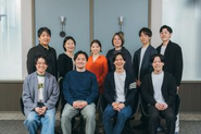 クリエイティブチームには、PM・エンジニア・クリエイターが在籍しています。 職種の垣根を越えて日々議論を重ねながら、スマートかつスピーディーにプロジェクトを推進しています。