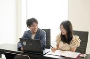先輩の優しいアドバイスでお客様をより深く理解していきます