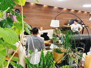 組織はフラット。いろいろな場所でディスカッションが行われています。