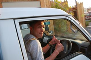 ボートを車で運びお客様を迎い入れる準備をします