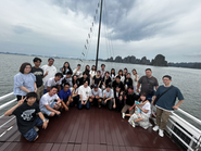 2025年に社員旅行で行ったベトナムでの集合写真