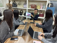 会議風景。トップダウンではなく皆で意見を出し合います。