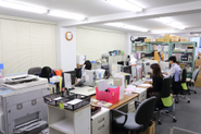 オフィスは小規模で、スタッフ全員が同じフロアで働いています