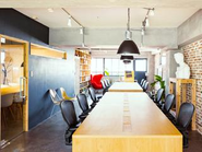 クリエイティブを刺激するオフィス。手づくりのブランコもあります。