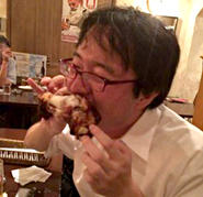 ANKH Systems　制御系リーダーのCさん。 肉食系男子を目指してお肉をむさぼる様子。