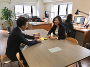 営業と広報で新商品の提案方法を相談。社内はとてもフラットな空気です。