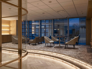 こちらはガラス張りの会議室。開放感のあるオフィスとなっています。