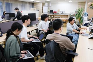 社内のコミュニケーションも活発です。「オープンに情報共有すること」を大事にしています。