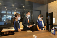 ホテルスタッフも協力しながらお客様をお迎えしています。