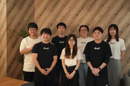 「うれしいをシェアできる仲間を増やす」というビジョンを掲げ、 喜びや感動をシェアできる世の中の実現を目指しています。その実現のため、私たちは社員の「成長」を大事にしています。
