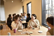 【BAR OURHOME】月に一度、16時半から開催する懇親会。30分だけの参加もOK◎Emiもとても大事にしている時間です。