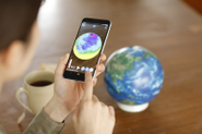 「ほぼ日のアースボール」：スマホやタブレットをかざすと、 地球の「今」を見ることができる、国境も国名もない地球儀。AR技術で世界のいろんな情報がとびだす、 最先端の地球儀です。