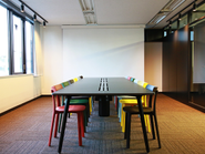 弊社の会議室HOMEです。社内には代表こだわりの家具がたくさんあります。