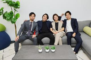 広報部はみんなで肩を組み合いながら明るくやっています！