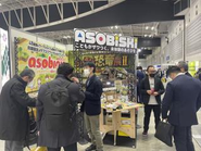 展示会の様子。現在15名のコアスタッフと副業・学生サポートメンバーで事業を運営しています。