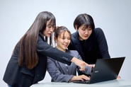 弊社では営業を通して20代から自分で稼ぐための実力を身につける独立支援制度を行なっています。