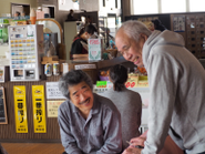 インタビューに返答する常連さん～オープン前の休憩ホールにて～