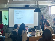 3ヶ月に1回社員総会を実施し、チーム毎の目標設定、会社として目指すべき場所などを確認します