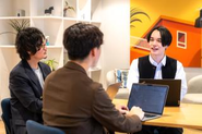 出社とリモートワークを組み合わせながら働いています。成果にコミットしながら自身で働き方を調整できる環境です！