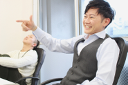 楽しそうな部長と天井を見る社長