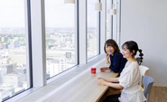 リモートワークの他、東京・札幌本社勤務も可能です。社員同士のコミュニケーションが取りやすいリフレッシュスペースを設けています。