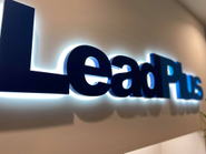 重厚感のあるエントランスに「LeadPlus」の文字！