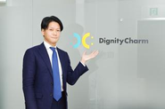 会社名には、全ての人にDignity（尊厳）とCharm（魅力）のある人生を送っていただきたいとの思いが込められています。