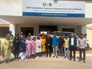 デリー空港のオーナー会社であるGMRの施設で日本語を学習する学生と運営をする人たちとの一枚（副代表前木場）