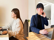 当社社員の岡本（左）と大城（右）です！